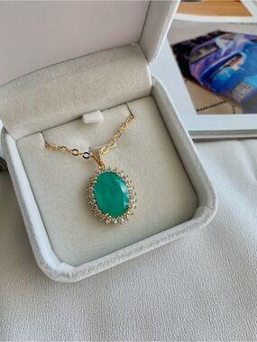 Brand new Necklace with Emerald Green Oval Pendant